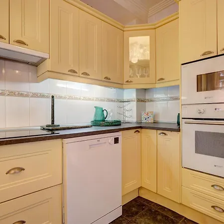 Traditional Townhouse, 4 Bed With Terraces And Private Bbq 贝纳尔马德纳