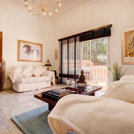 Traditional Townhouse, 4 Bed With Terraces And Private Bbq * 贝纳尔马德纳