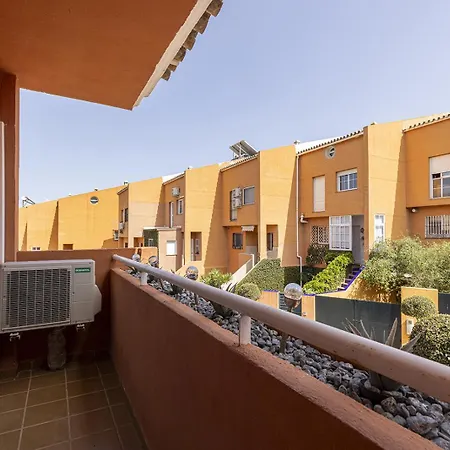 Traditional Townhouse, 4 Bed With Terraces And Private Bbq 度假居