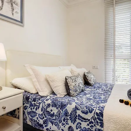 Traditional Townhouse, 4 Bed With Terraces And Private Bbq 度假居