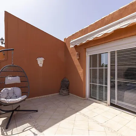 度假居 Traditional Townhouse, 4 Bed With Terraces And Private Bbq 贝纳尔马德纳